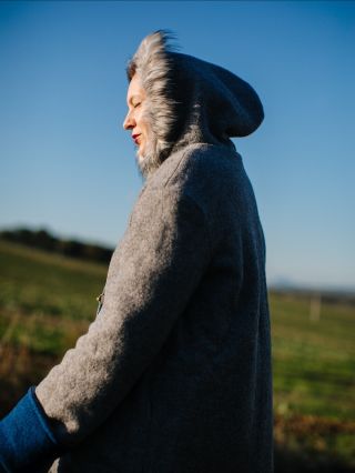 Obojstranný zimný vlnený kabát od Dorfsheepu - to sú dve vrstvy 100% vlny, ktoré vás ochránia aj pred tou najväčšou...