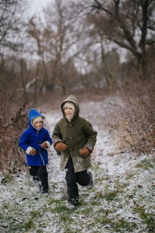 Detský obojstranný vlnený kabátik na zimu je obľúbenou voľbou pre staršie deti. 🐏 Je ušitý z dvoch vrstiev 100% varenej...