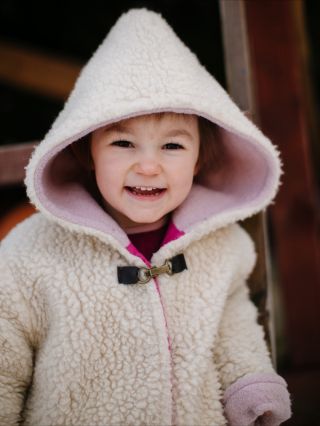 ✨ Ako to, že deti rastú ako z vody, ale ich bundy nikdy? S Dorfsheepom je to však iné! Naše kabátiky sú navrhnuté tak, aby...